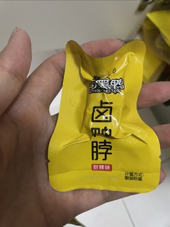 周黑鸭礼盒，鉴定完毕还是店里的好吃