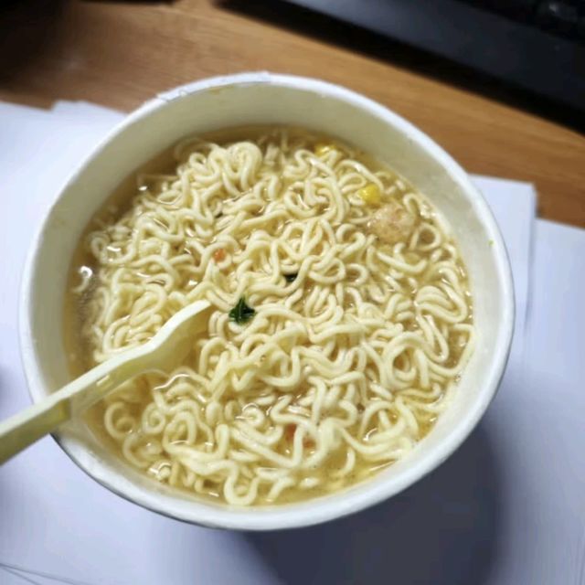 康师傅鲜虾鱼板面 12桶 泡面整箱 方便面桶装 早餐 速食