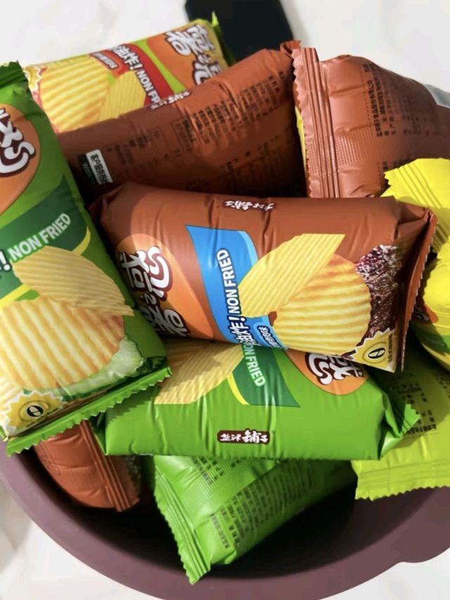 盐津铺子薯片休闲零食多口味薯片礼盒烘焙非油炸膨化零食整箱875g 25小包	