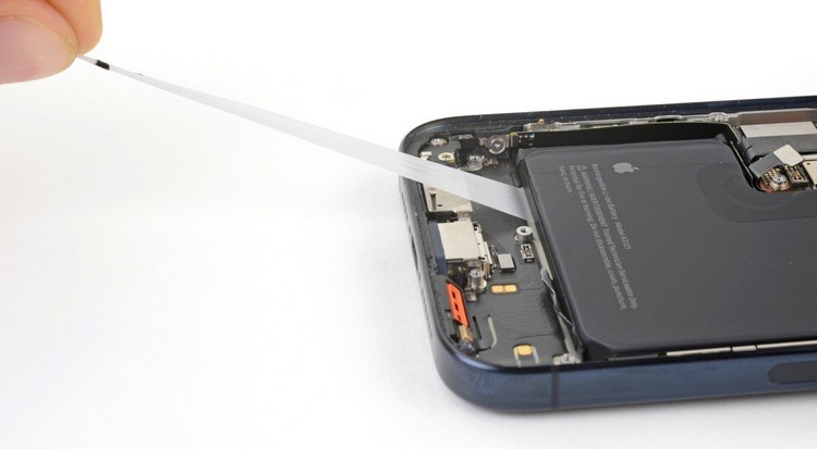 新料丨iPhone 新电池更多细节公开，金属外壳包裹、采用创新粘合剂