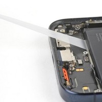 新料丨iPhone 新电池更多细节公开，金属外壳包裹、采用创新粘合剂