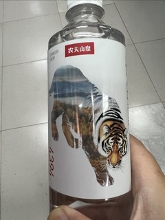 瓶子的标签上有一只老虎的农夫山泉矿泉水