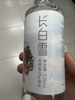 瓶子的标签上有一只老虎的农夫山泉矿泉水