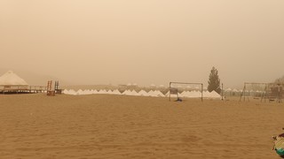 来敦煌了总要住一次沙漠帐篷吧，结果遇上了沙尘暴