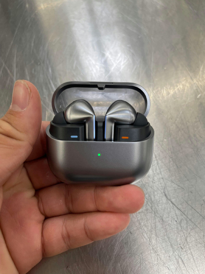 网传丨三星 Galaxy Buds3 Pro 耳机真机现身：银灰配色质感出众