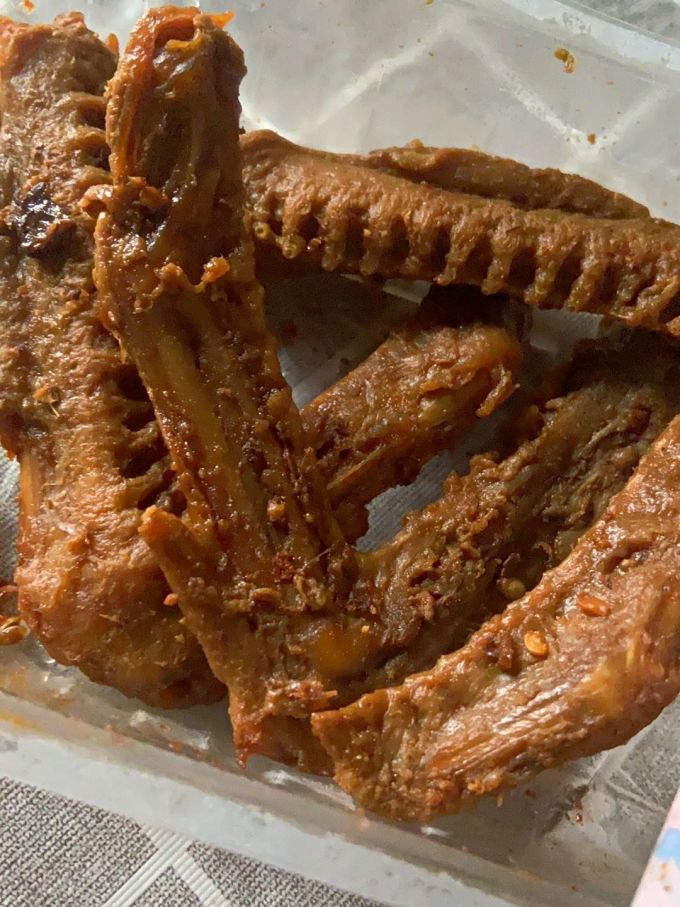 周黑鸭的鸭翅鸭脖子看欧洲杯时候配啤酒是最合适的