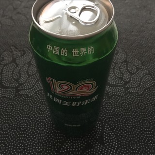 看球赛是我喝啤酒的理由～青岛啤酒味道挺好。