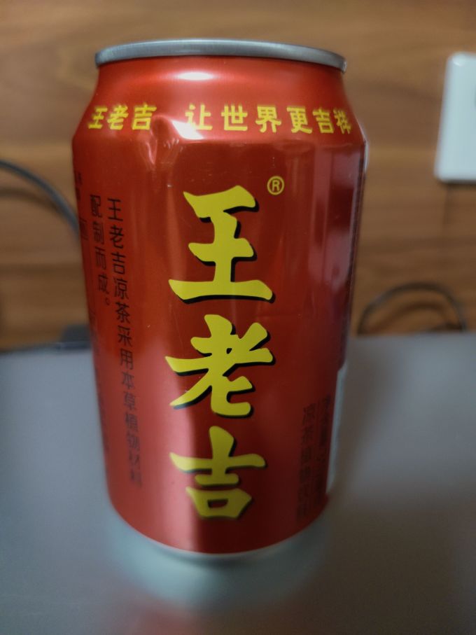 王老吉的颜色是不是比加多宝要淡那么一点红?