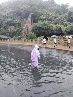 冲鸭。暴雨中的甜甜仔雨衣也没问题！