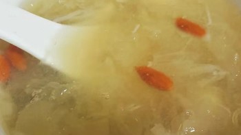 夏日食光，今天做了黏稠可口的银耳雪梨汤，满满的胶质哦