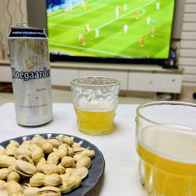 看球怎少得了神仙组合：冰镇福佳白啤酒🍻+香脆可口的陈皮花生🥜