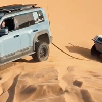 主流硬派SUV挑战尼三锅 方程豹豹5彻底踢碎沙漠“电不如油”偏见！