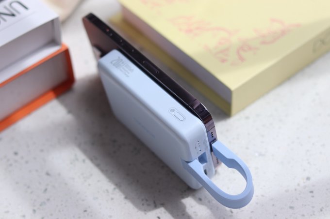 罗马仕磁吸充电宝 苹果全家桶通用