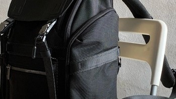 Tumi Expedition 弹道尼龙多功能双肩背包的风格主要体现在其带盖抽绳设计和撞色搭配上
