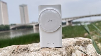 自带伸缩线，小体积大电量，包您出行无忧：充电宝 iWALK拉拉宝