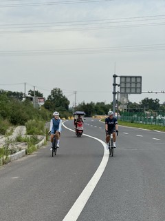 她们就像凝结核一样聚起骑友们