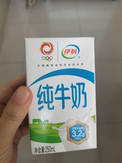 伊利纯牛奶，浓厚奶味，随时畅饮！