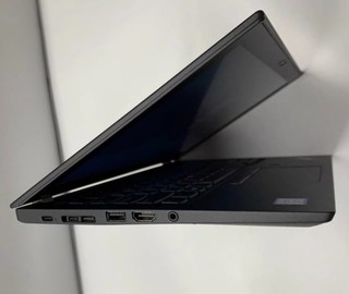 12寸笔记本现在少了很多，九百块买个二手thinkpad x280还是不错的选择。