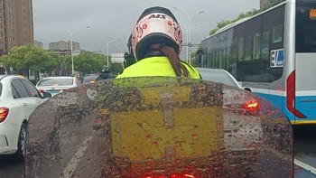 雨天骑行必备：摩托车分体雨衣的选择与使用指南