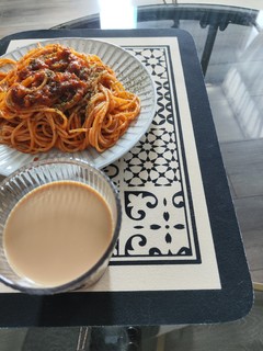 小熊驾到番茄肉酱意面，初次品尝很酸，坚持吃了三分之二