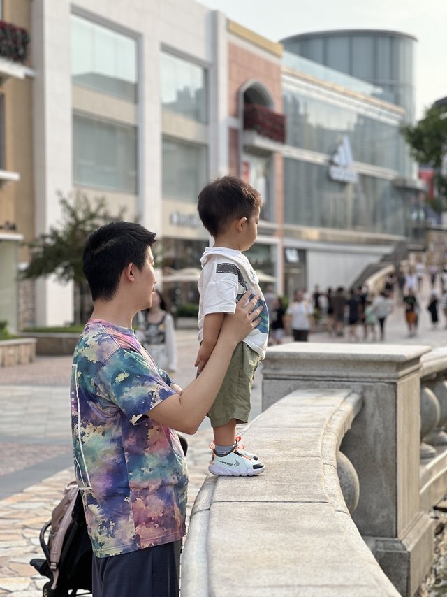 和爸爸一起看喷泉