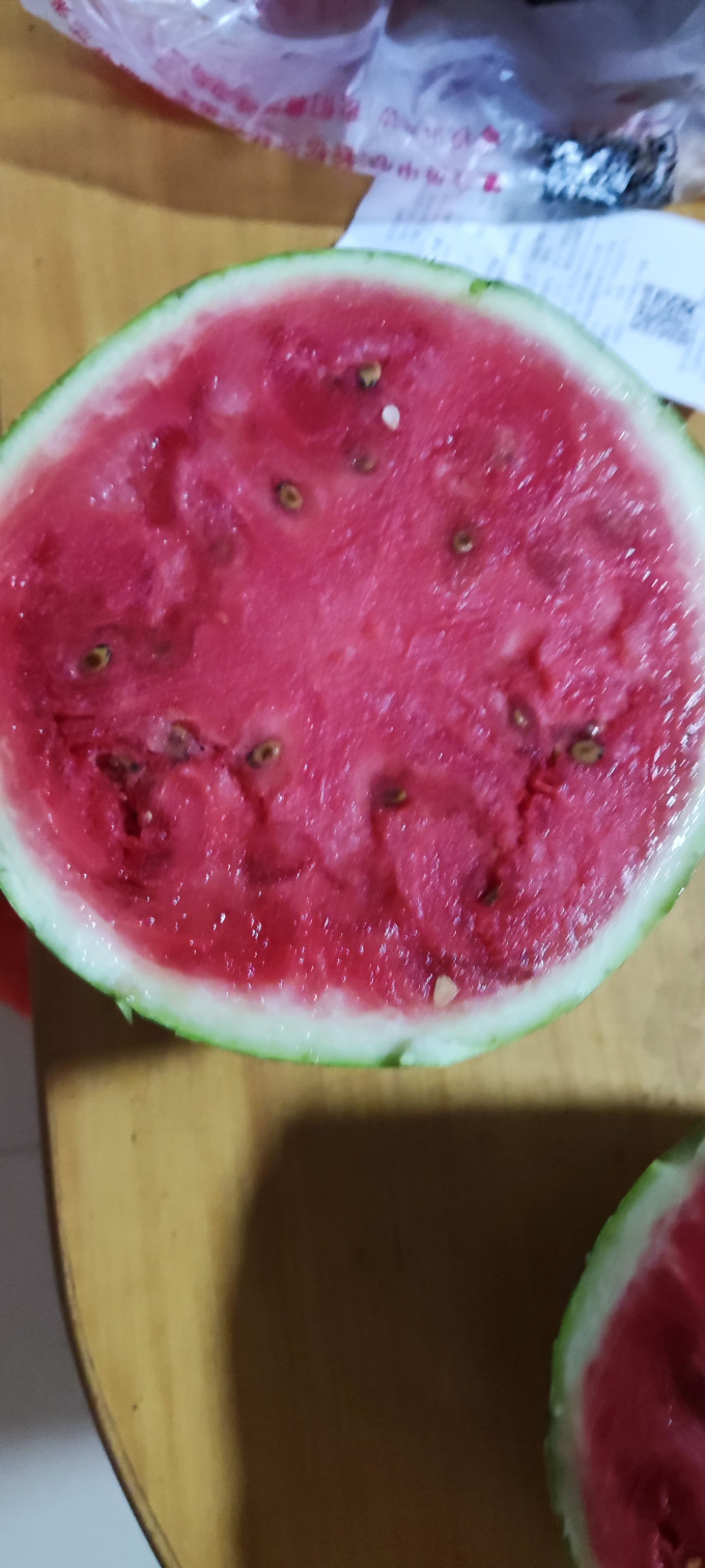 夏天吃的西瓜之石缝瓜