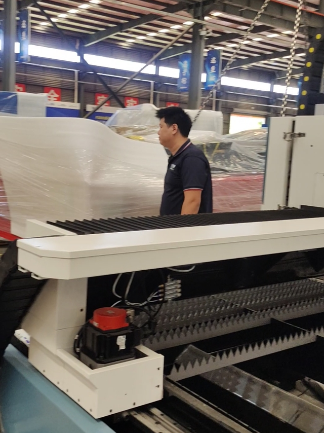 速达激光切割机  F3015-3000W  多台面可供选择