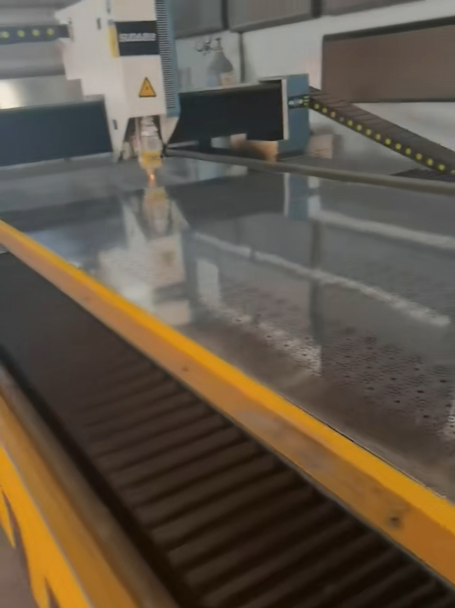 速达激光切割机大热天客户现场加工发光字打孔，速达品质，全球认可。