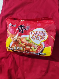 熬夜追剧再来一包香辣牛肉面