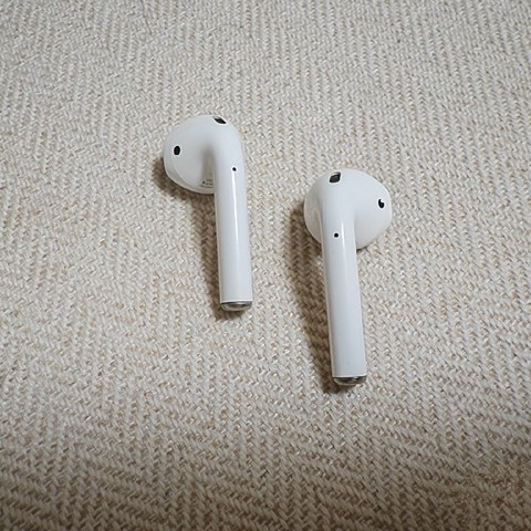 694元的Apple苹果Airpods2+16.9元的苹果充电器套装，跟着玲玲这样来选择，价格绝对超值。