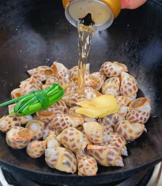 吃到嗦手指的芥末炒花螺