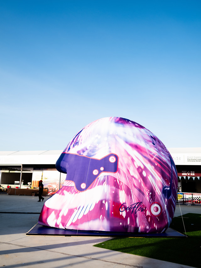 追梦20年，见证周冠宇的一往无前在主场首秀这一标志性时刻周冠宇 x WHYSTOP携手呈现两件联名作品GeoFlow x 周冠宇“流动的紫色四重奏”头盔气模艺术装置ROBBi x 周冠宇“青花化影驰骋