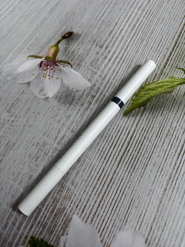 不易断又防水持妆的三角眉笔来了。