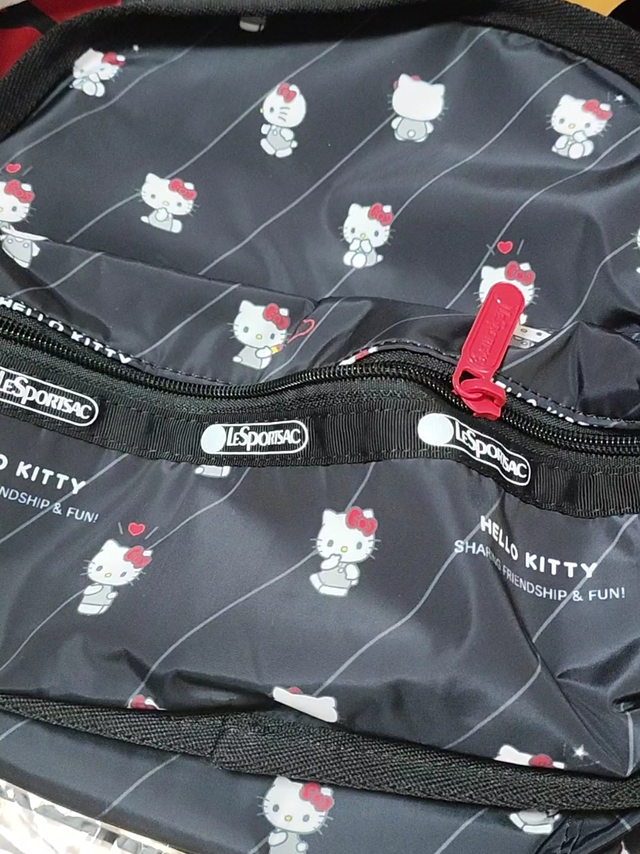 乐播诗与HELLOKITTY合作的斜挎包