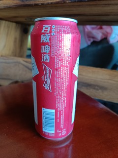 浓郁麦香和独特口感的百威拉格啤酒