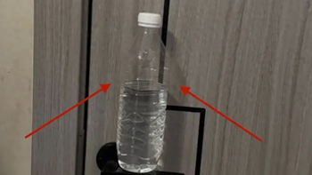 睡觉前，切记要在门把手上放个矿泉水瓶，不是迷信，很多人还不懂 