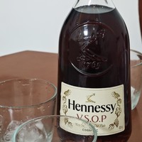 和3个人女人喝轩尼诗hennessy