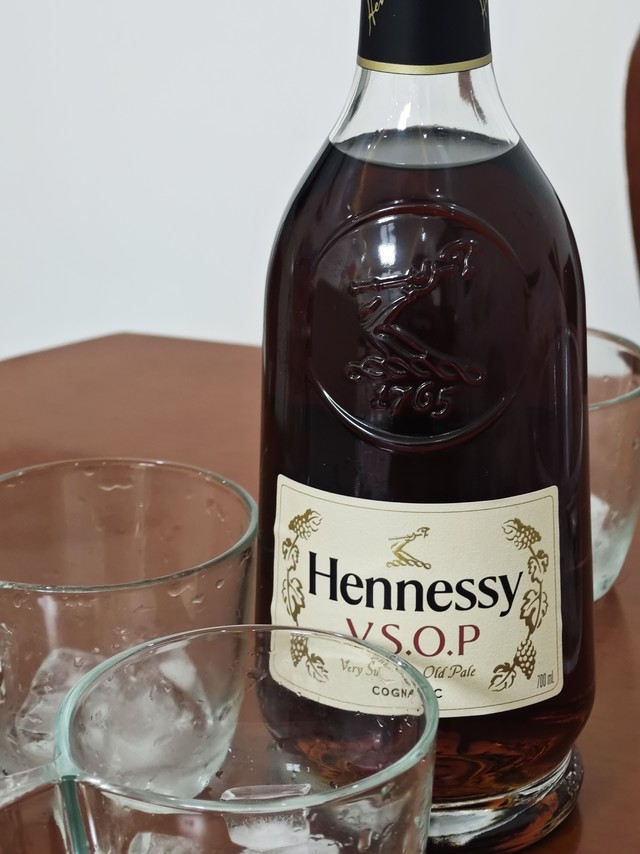 和3个人女人喝轩尼诗hennessy