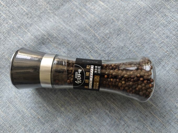 超大一瓶的黑胡椒带研磨