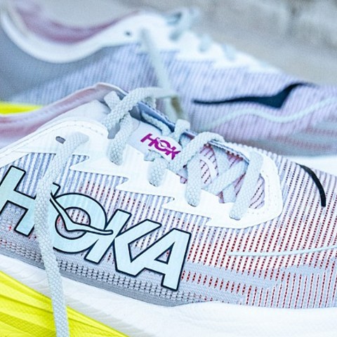 HOKA两双Mach跑鞋