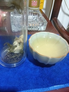 试喝青碧潭飘雪茉莉花茶小蓝罐