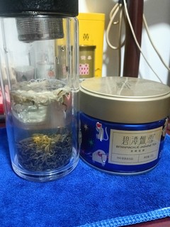 试喝青碧潭飘雪茉莉花茶小蓝罐