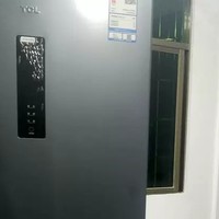 TCL 260升三门风冷无霜超薄电冰箱是一款集节能、高效、智能于一体的家用电器