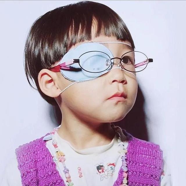 焦虑家长花大钱为孩子治近视眼，却不知，最简单有效的方法免费！