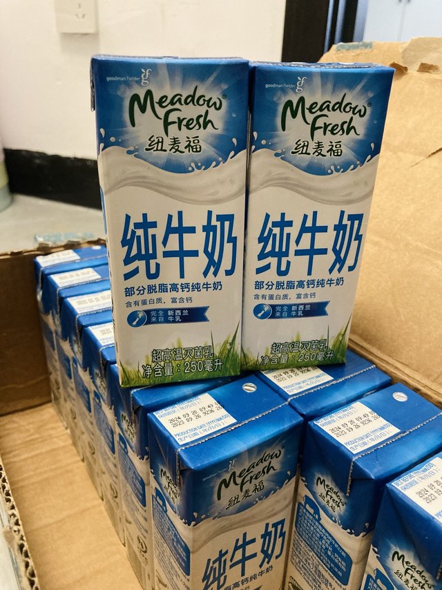 习惯了早餐喝牛奶，一顿不喝心慌慌🥛！部分脱脂高钙牛奶健康upup。