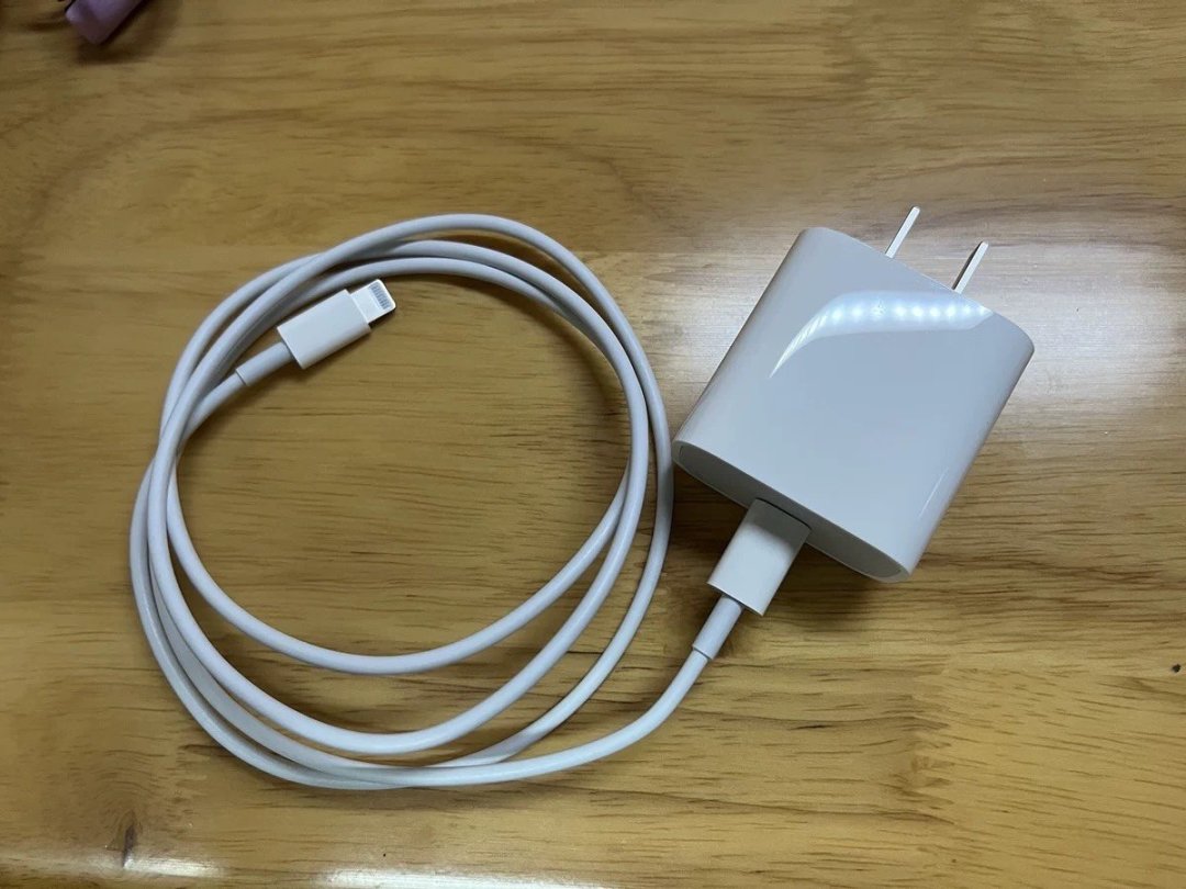 苹果原装充电器头,以其独特的质感与出色的耐用性,赢得了众多用户