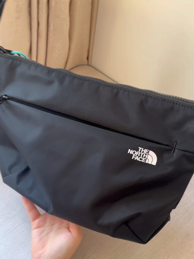 北面尼龙斜挎包我也入手了～真的百搭又能装😎