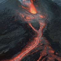 探秘地球最稀有熔岩：奥尔杜因约冷盖火山的碳酸盐岩奇迹