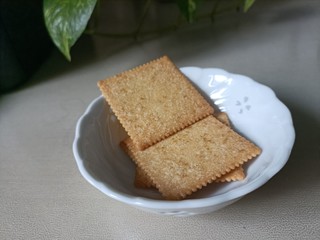 三只松鼠薄脆饼干：一口酥脆的美味体验