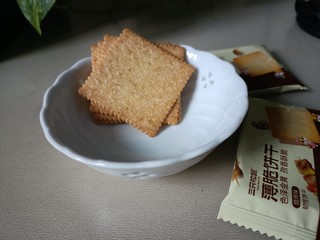 三只松鼠薄脆饼干：一口酥脆的美味体验